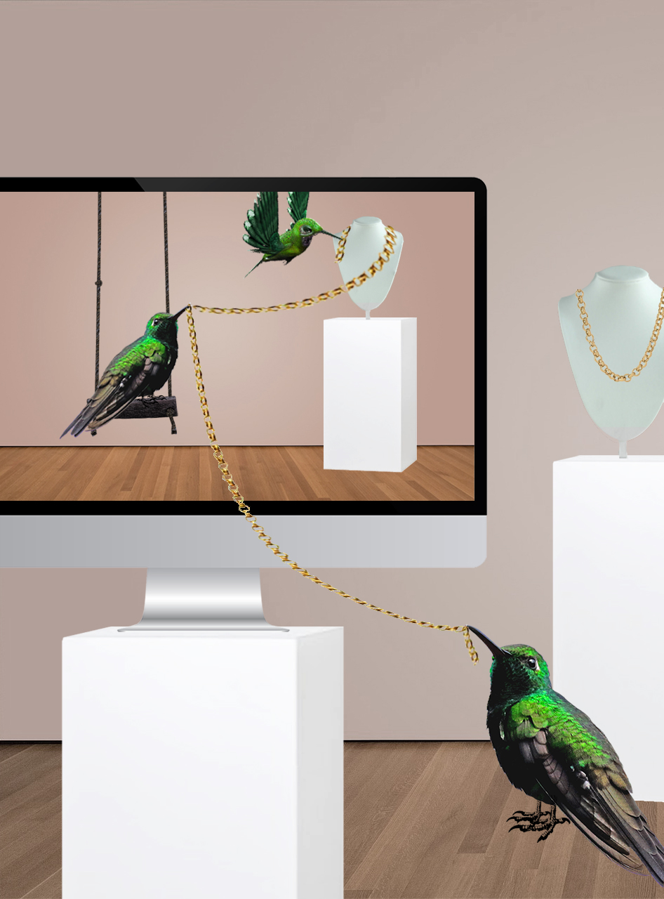 Kunstgalerie-Raum mit Holzboden und offtone-rosé-farbener Wand mit weißen Galerie-Sockeln davor, auf denen Büsten mit zierlichen Goldketten stehen, die von grün-glänzenden Kolibris dekoriert werden – dasselbe Szenario wird auf einem großen Mac-Bildschirm nochmals virtuell dargestellt und Realität und virtuelle Welt werden surreal miteinander verbunden 